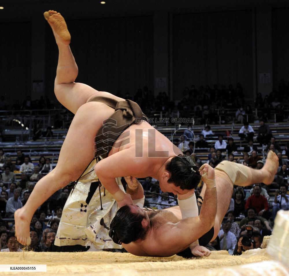 Unbeaten Hakuho beats Kotooshu