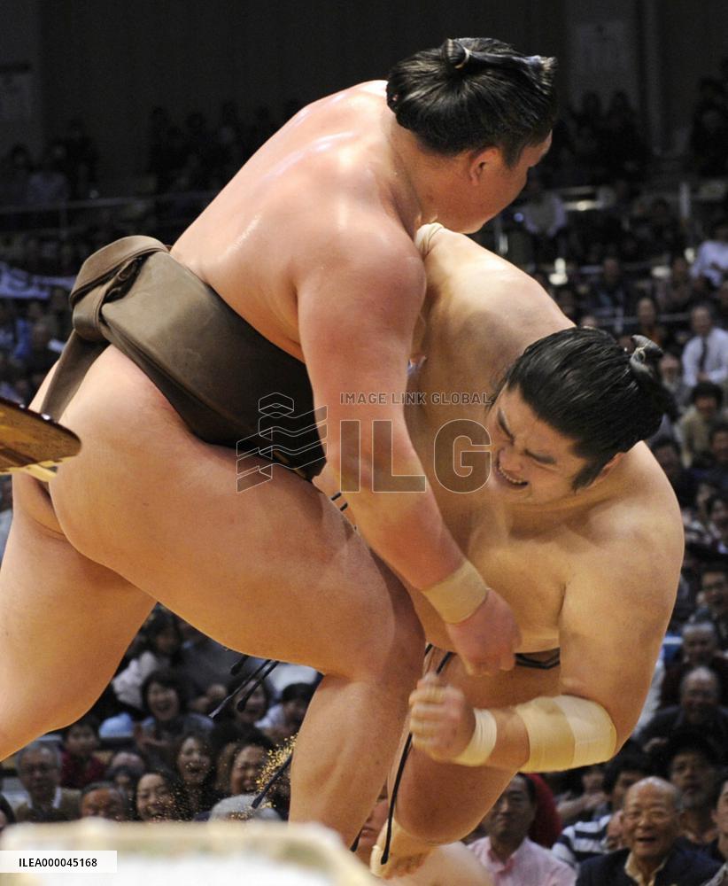 Hakuho beats Kotomitsuki to bag 12th title at Kyushu basho