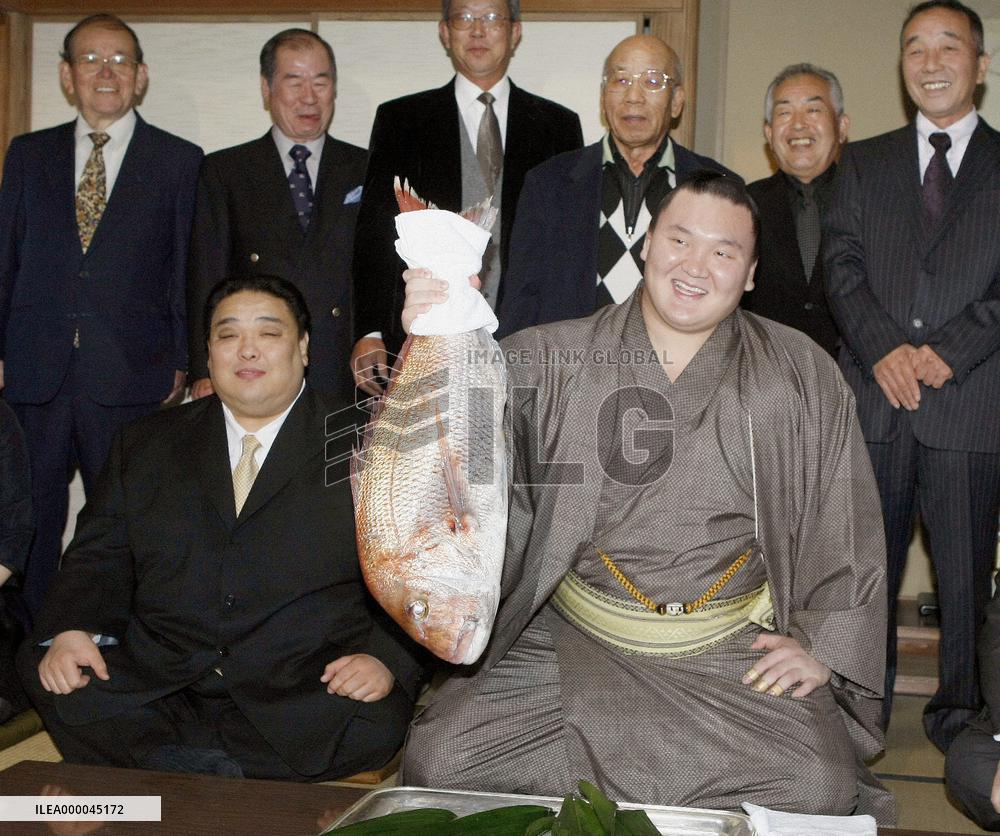 Hakuho beats Kotomitsuki to bag 12th title at Kyushu sumo