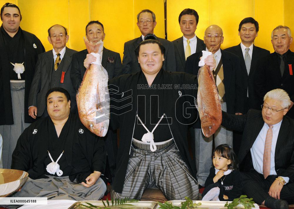 Mongolian yokozuna Hakuho wins Kyushu sumo tournament