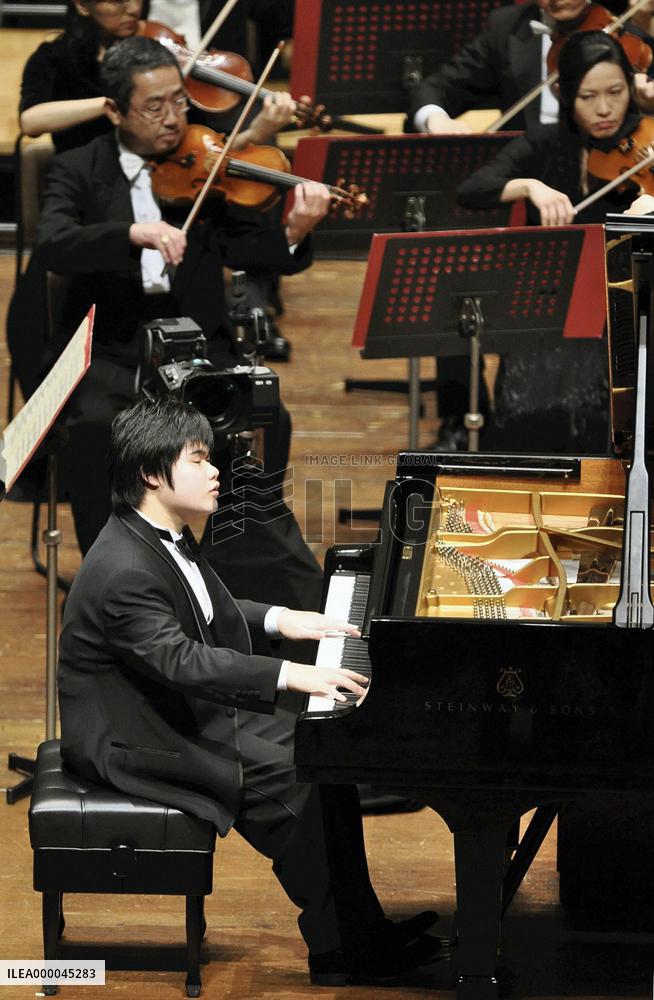 Blind pianist Tsuji plays Rachmaninov