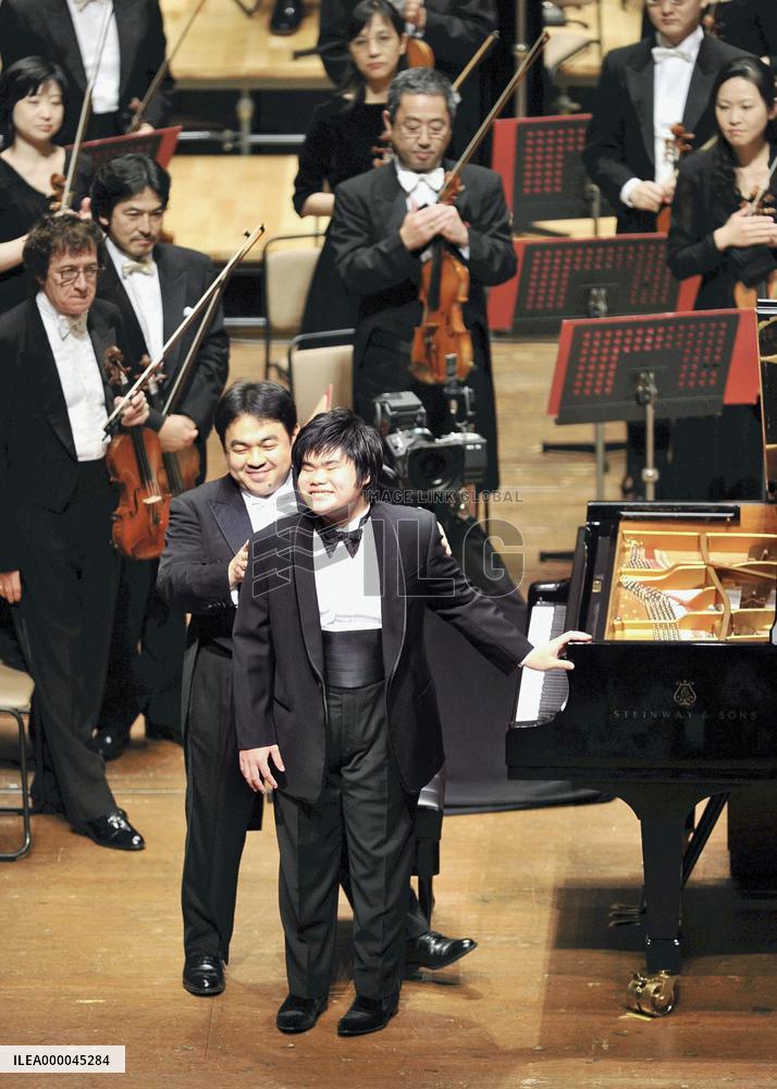 Blind pianist Tsuji plays Rachmaninov