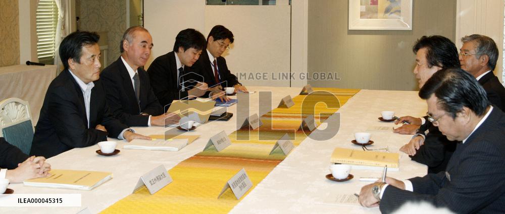 Okada discusses U.S. base issue with Ginowan mayor