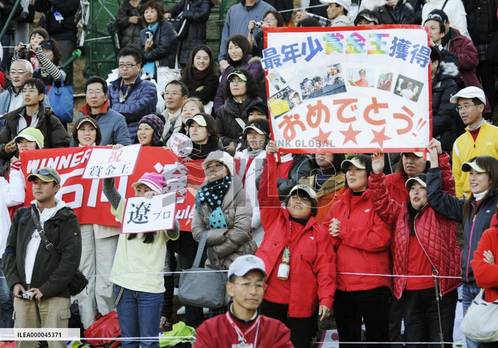 Fans cheer teenage money champ Ishikawa