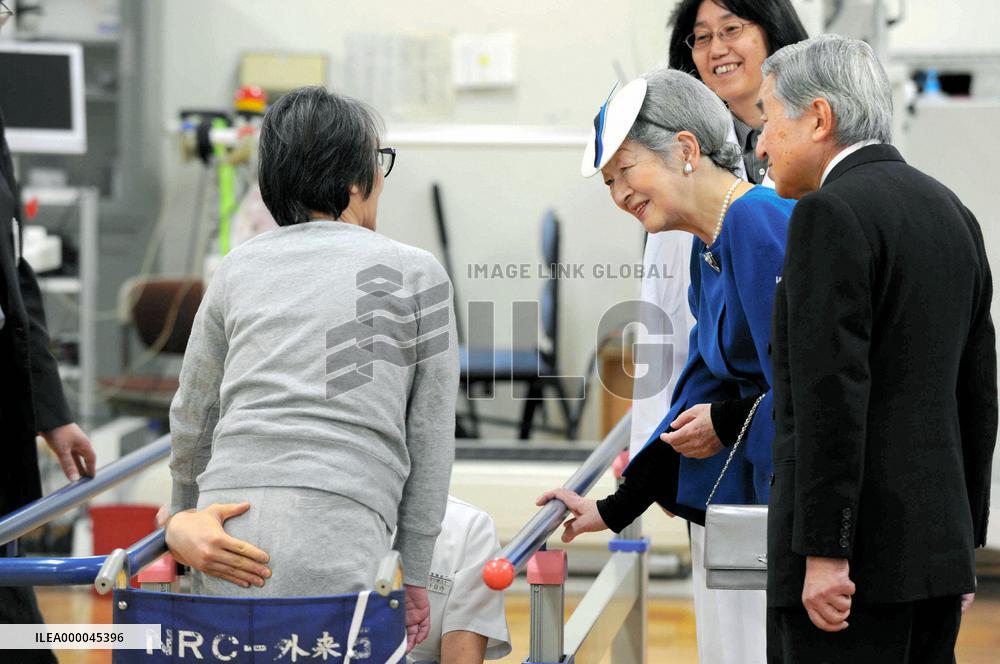 Emperor Akihioto, Empress Michiko visits rehabilitation center