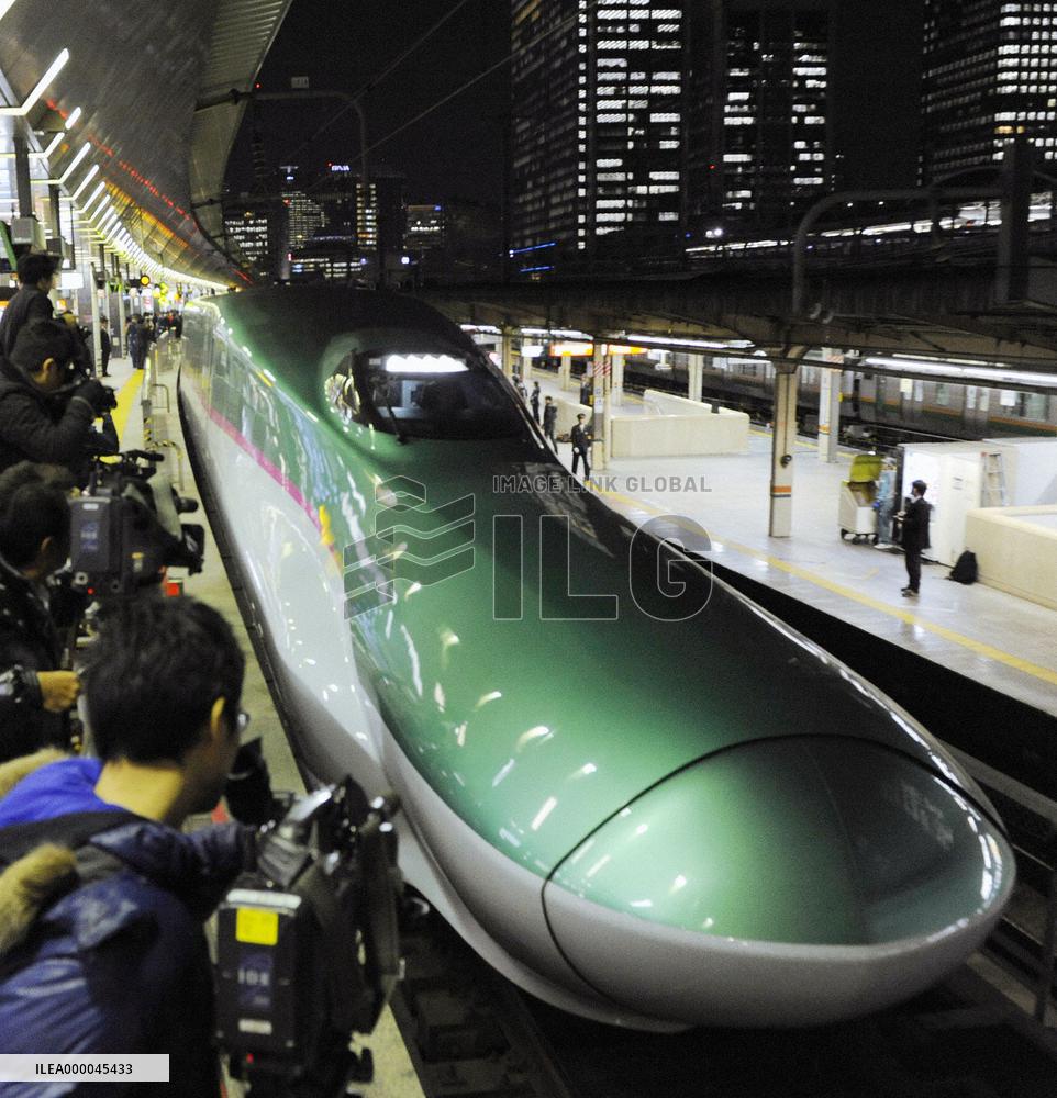 Long-nosed bullet train 'debuts' in Tokyo