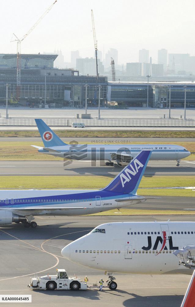 JAL, ANA airplanes at Haneda airport