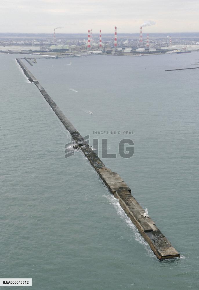 3 go missing while fishing at breakwater in Ibaraki Pref.