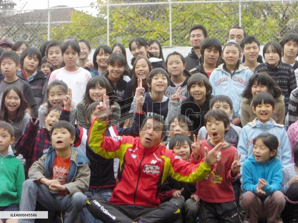 Japan comedian Hazama visits school Istanbul