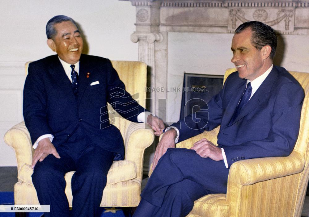 Sato, Nixon talk in Washington in 1969