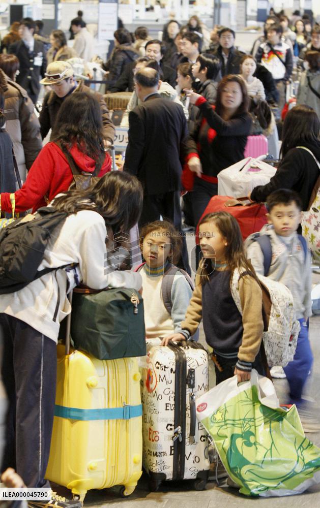 Holidaymakers' departure rush peaks at Narita airport