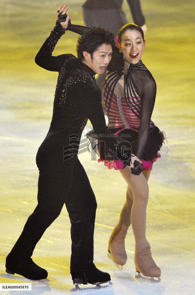 Asada, Takahashi perform in exhibition