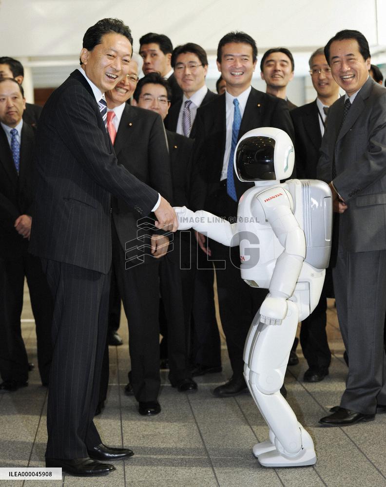 Hatoyama greets humanoid robot at premier's office