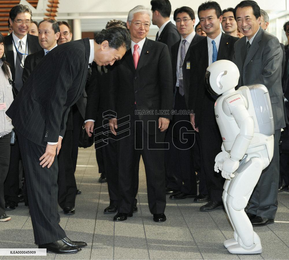 Hatoyama greets humanoid robot at premier's office