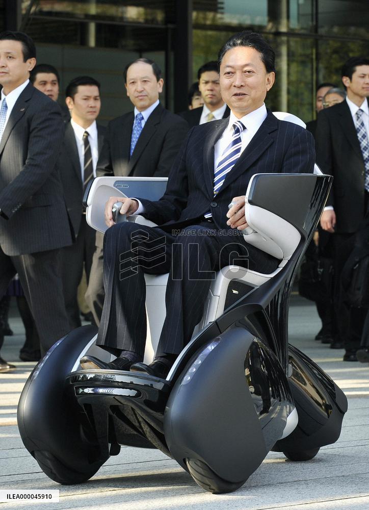 Hatoyama tries single-seat electric car at premier's office