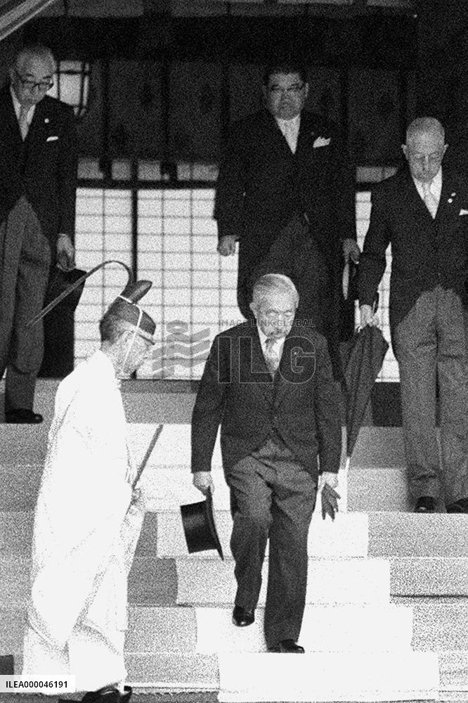 Emperor Hirohito makes last visit to Yasukuni Shrine in 1975