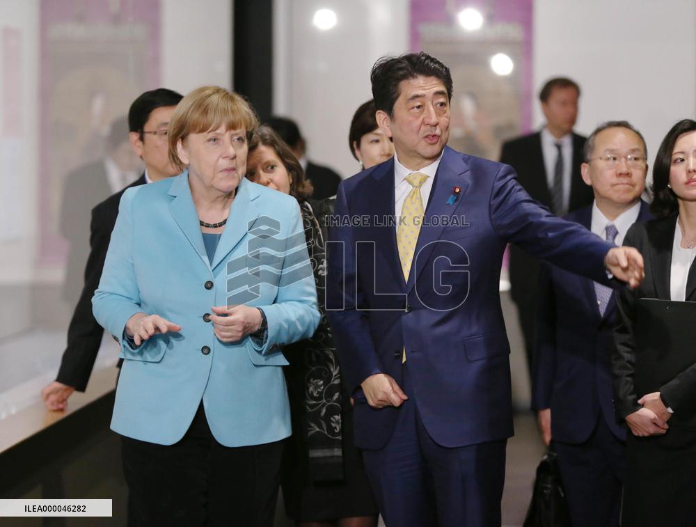 Abe, Merkel visit museum in Tokyo
