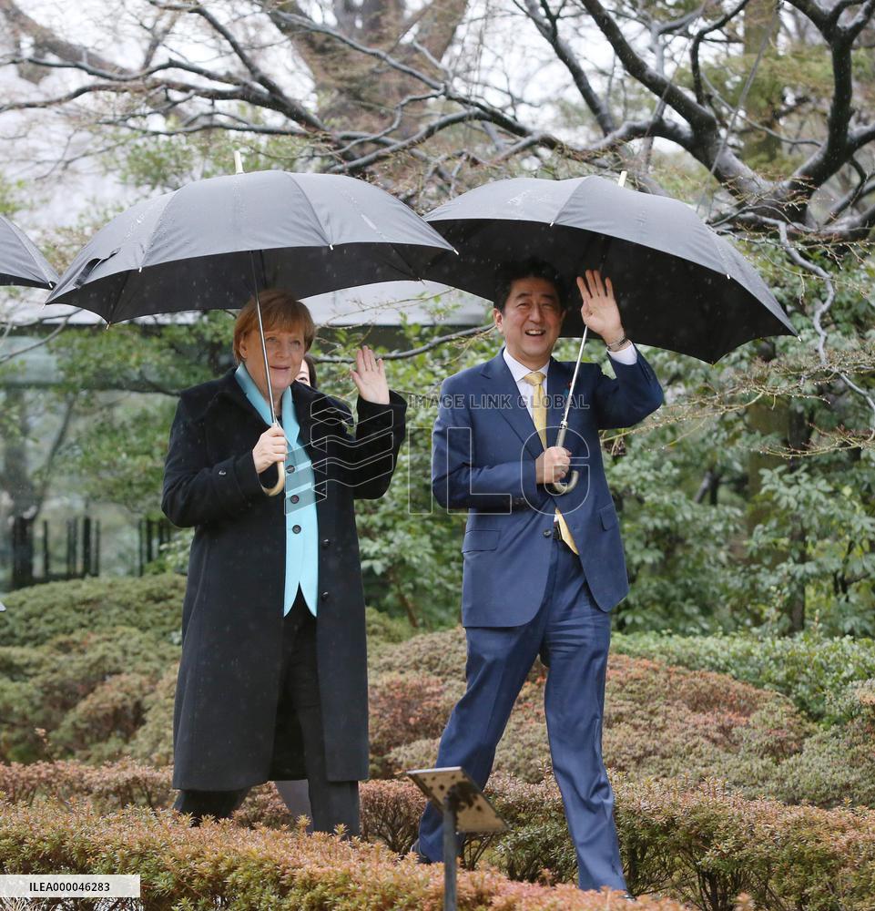 Abe, Merkel visit museum in Tokyo