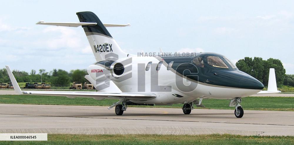 HondaJet taxis at U.S. airport during test flight