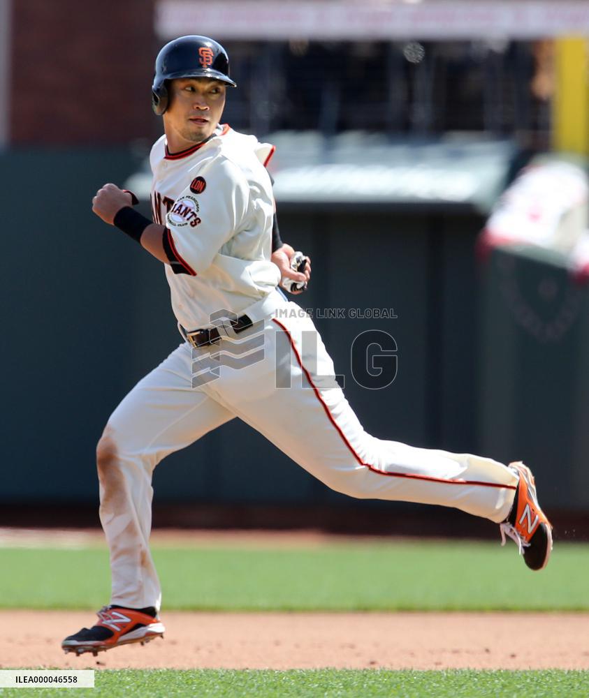 Giants' Aoki steals base