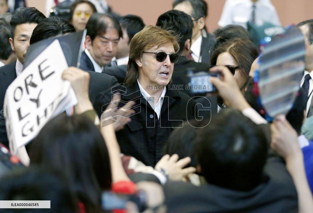 Paul McCartney arrives in Japan