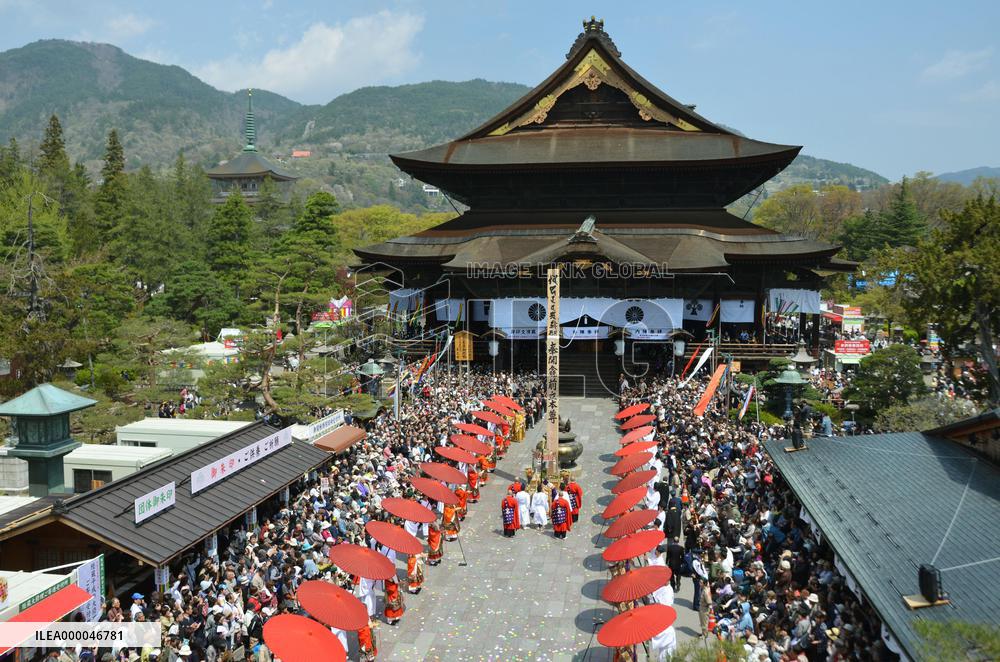 Zenkoji temple holds "Chunichi-teigi Daihoyo" services