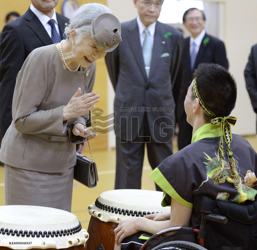 Japanese Empress Michiko talks to student in sign language