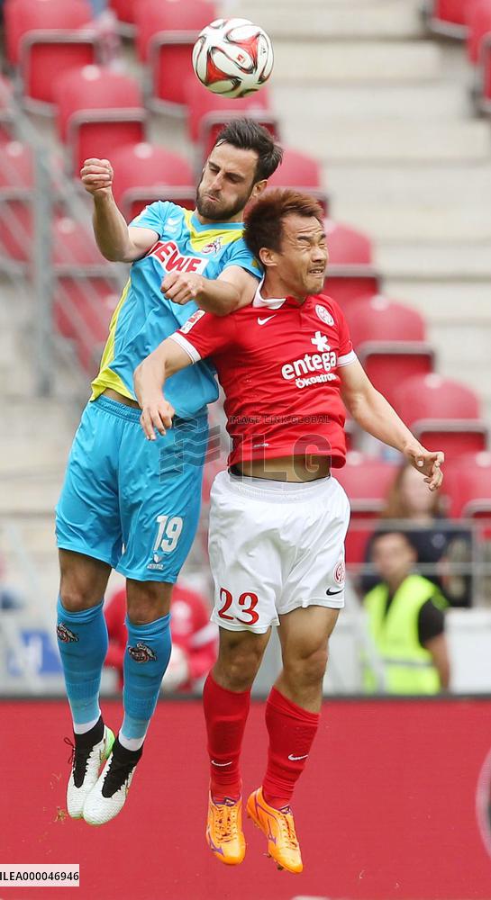 Mainz's Japanese forward Okazaki fights for ball against Cologne