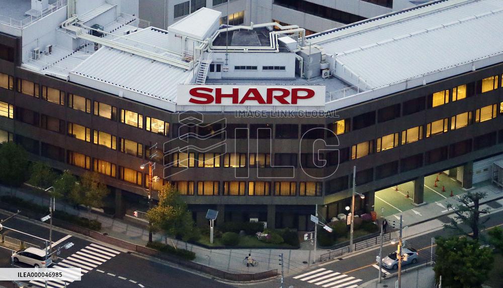 Sharp, Toshiba may remain in corner despite rivals' revival