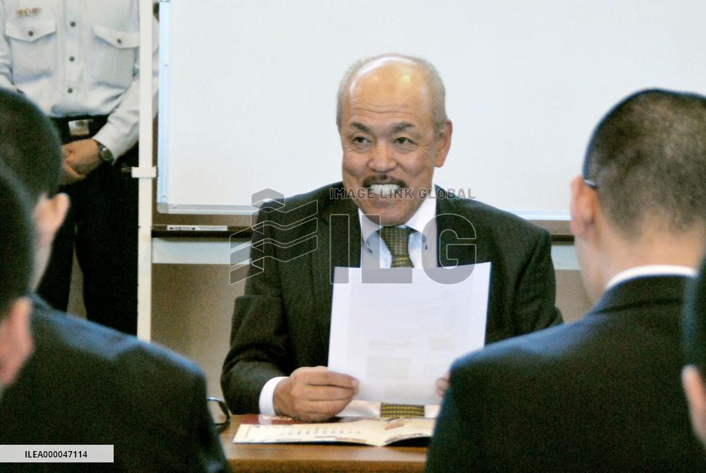 Restaurant chain chief speaks at job seminar at juvenile prison in Nara