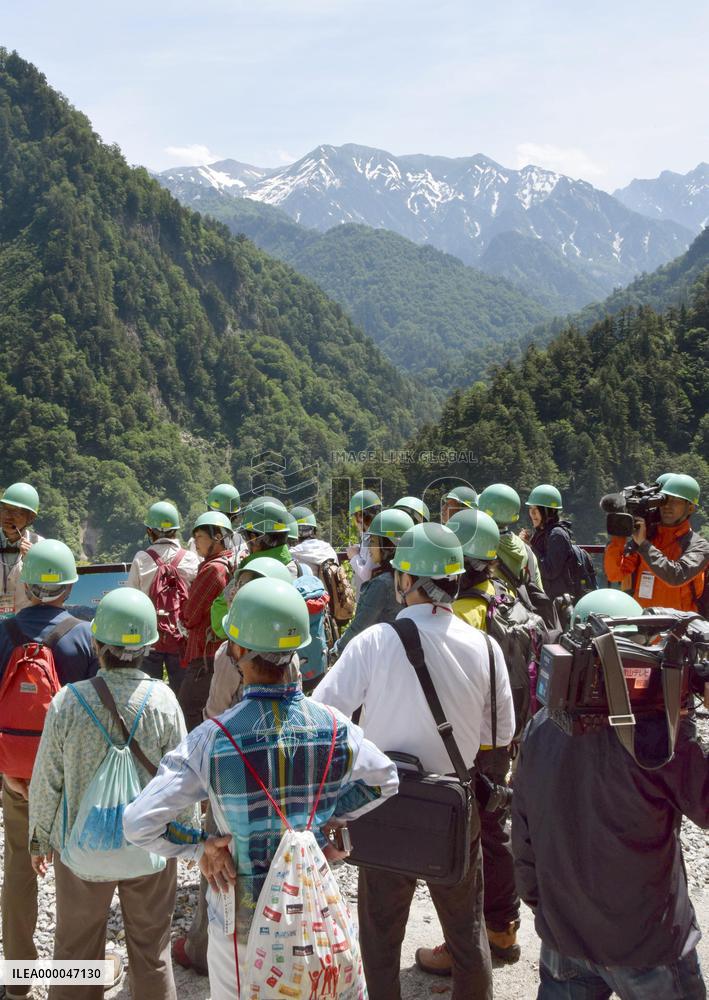 Visitors get glimpse of undisclosed area in Kurobe Gorge tour