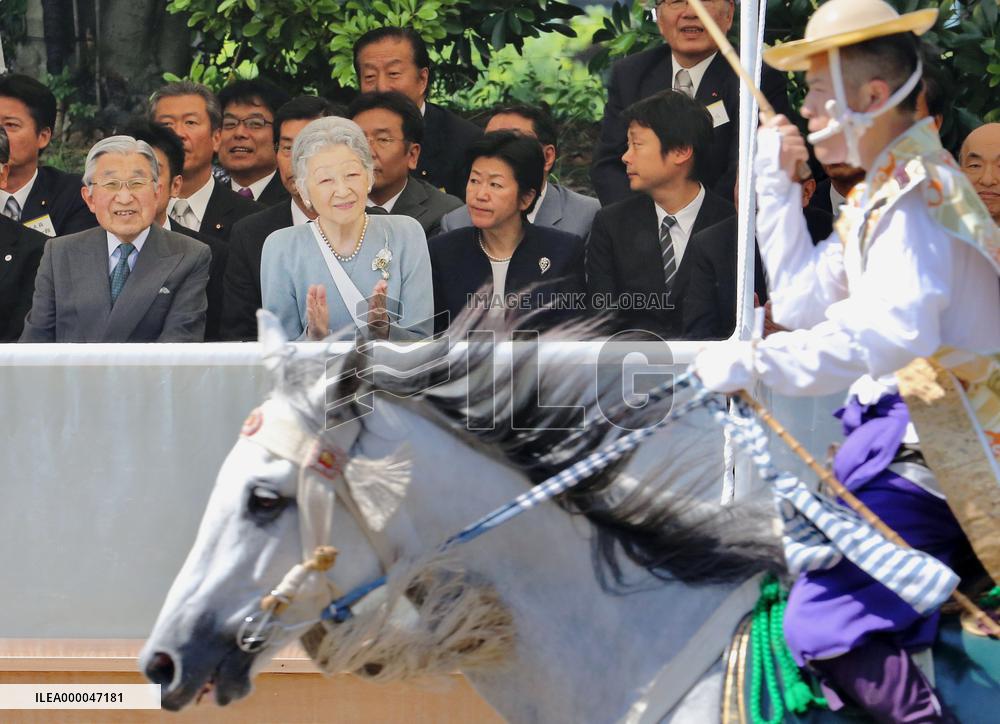 Emperor, empress enjoy traditional horsemanship on palace ground