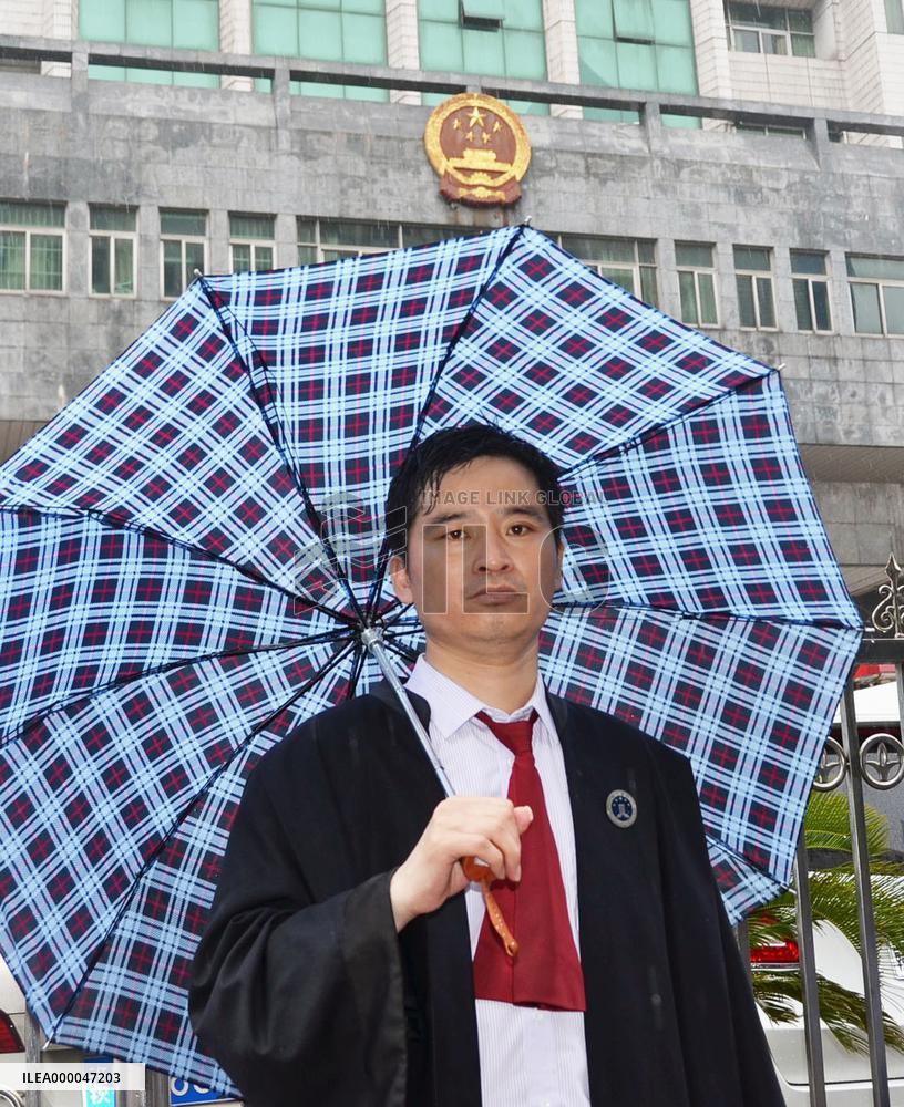 Protesting Chinese lawyer stands in front of courthouse