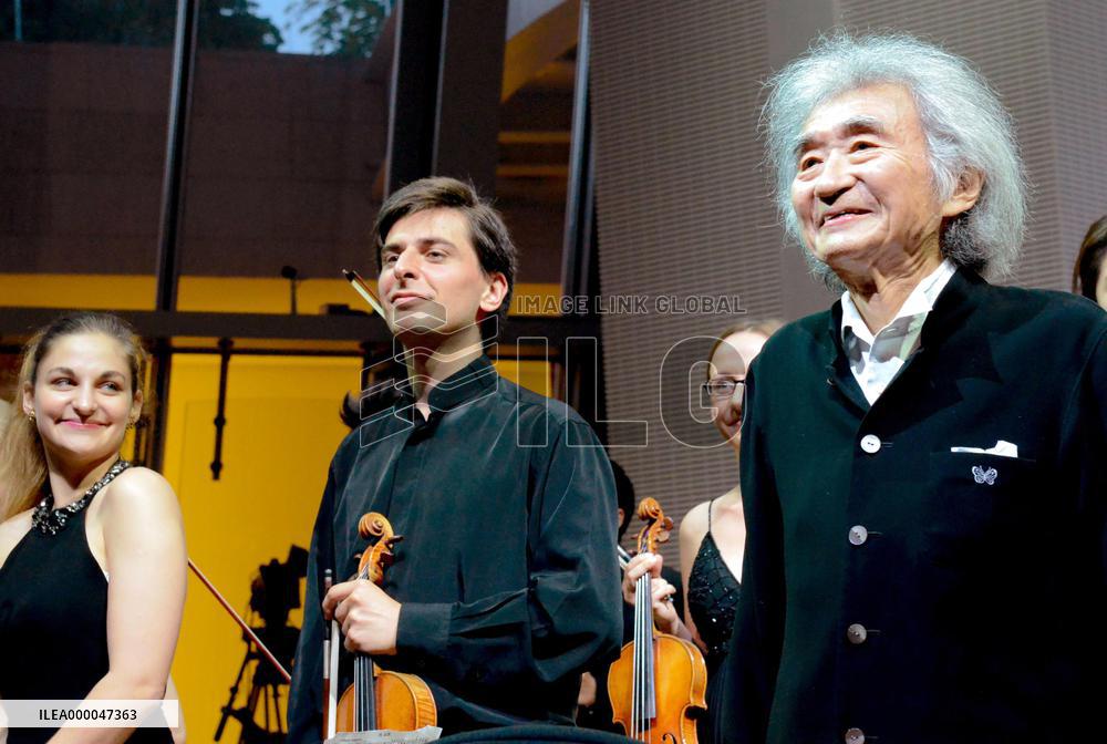 Maestro Ozawa conducts in Paris