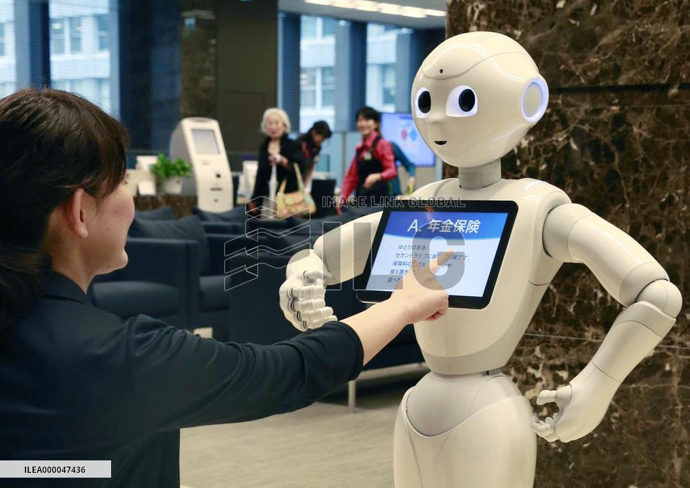 Humanoid robot "Pepper" serves Mizuho customers