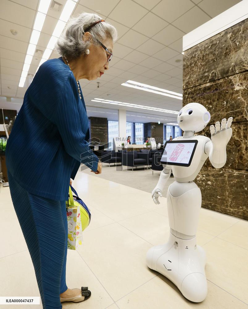 Humanoid robot "Pepper" serves Mizuho customers