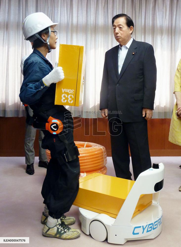 Limb-assisting robotic exoskeleton helps lift heavy stuff