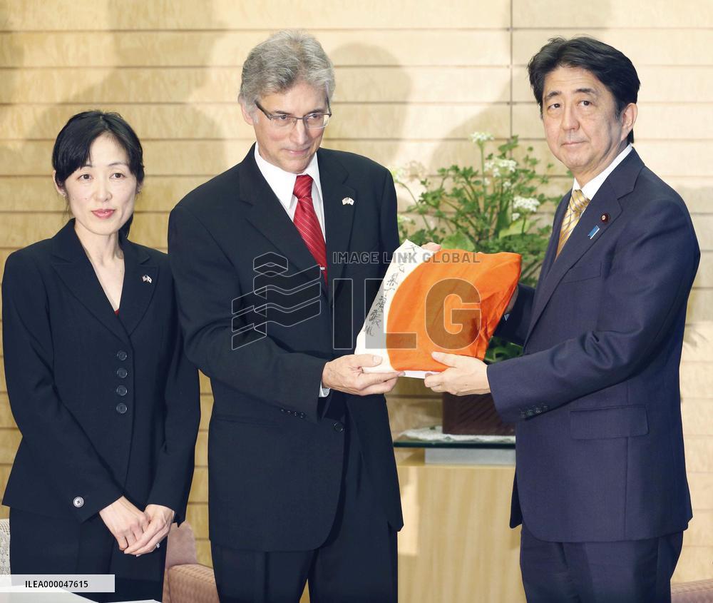 U.S. group returns Rising Sun flags to Japan