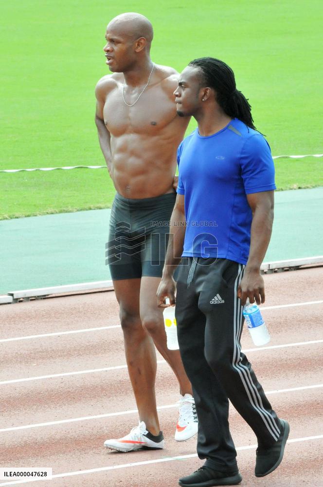 About 2,400 fans watch Jamaica athletic team training in Japan