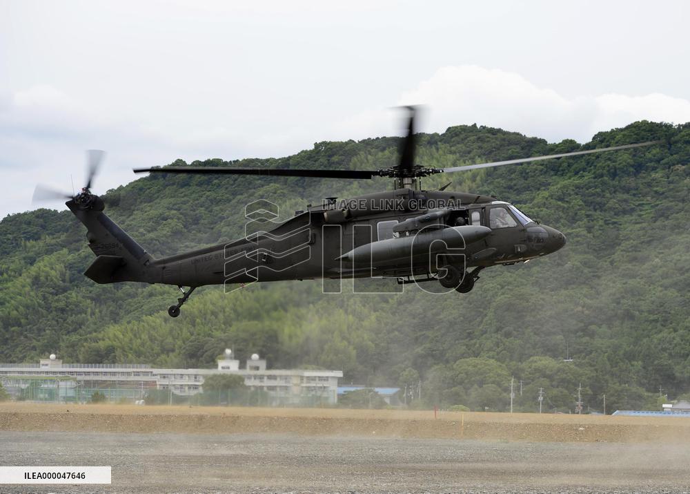 U.S. military helicopter crashes off Okinawa, 7 injured
