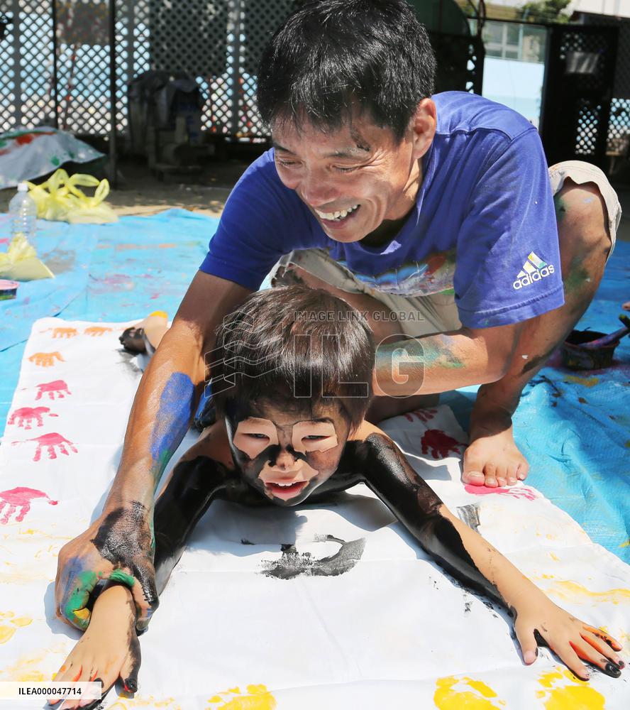 Artist makes "human print" of boy in Osaka Pref.