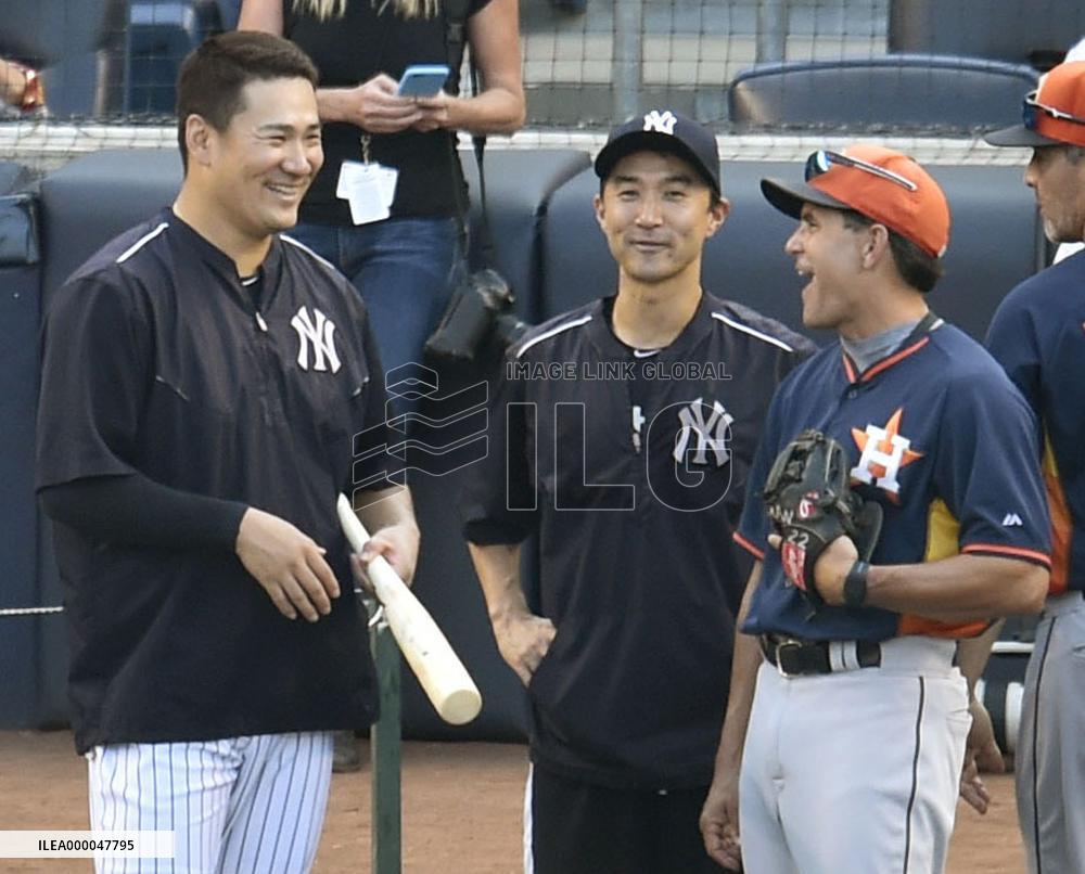 Yankees' Tanaka chats with Astros bench coach Hillman
