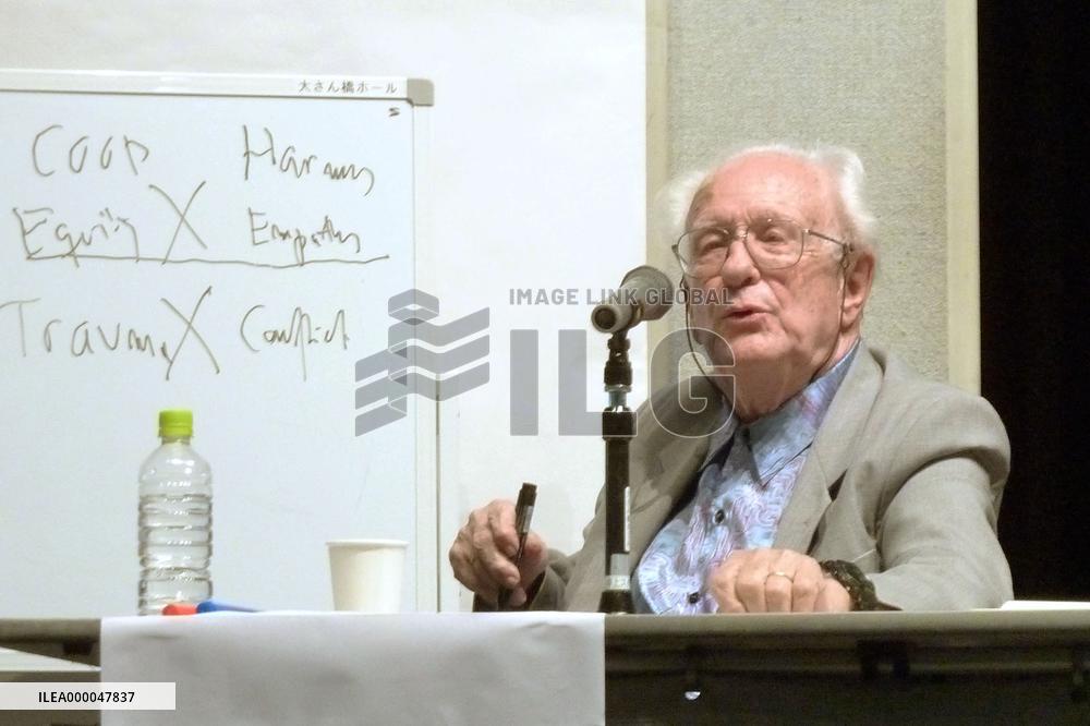 Peace study pioneer criticizes Japan's national security bills