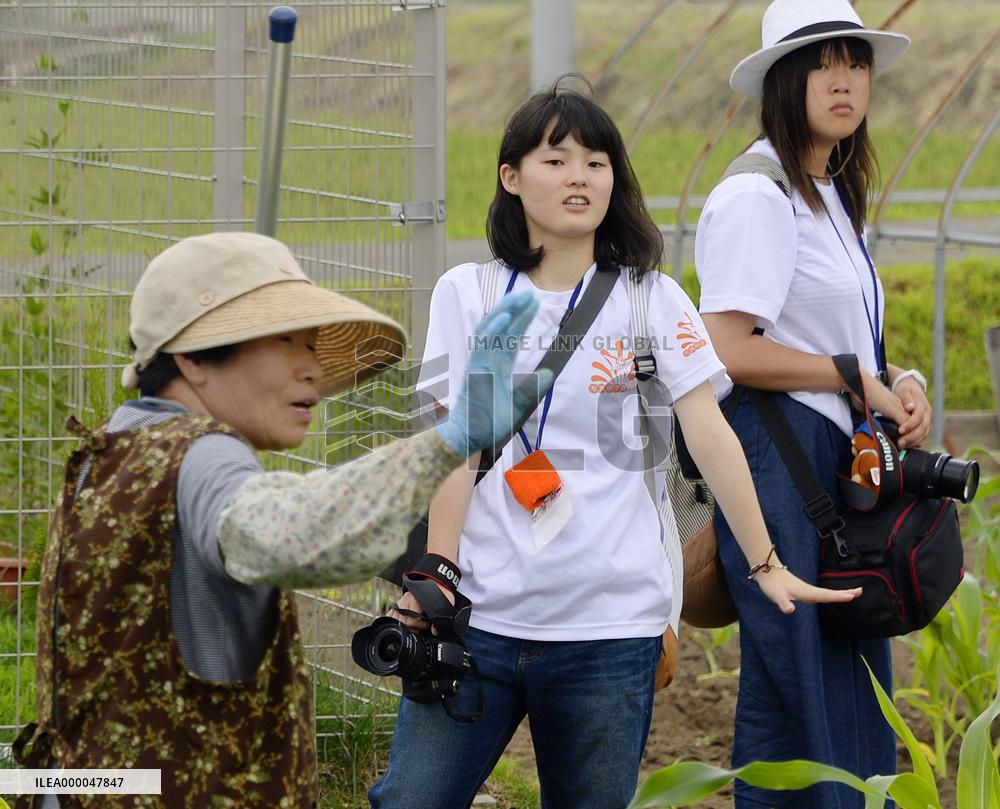 Students listen to farmer while photographing for national contest