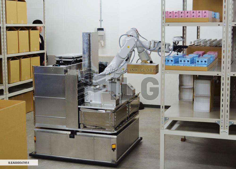 Hitachi develops robot facilitating warehouse work