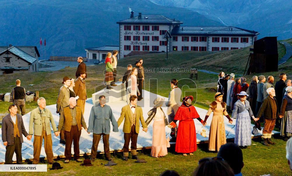 Actors of "Matterhorn Story" play receive ovation from audience