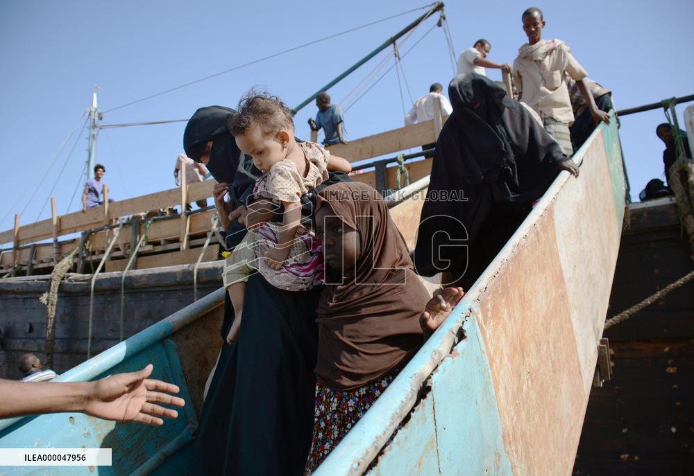 Somalian refugees return home, fleeing conflict in Yemen