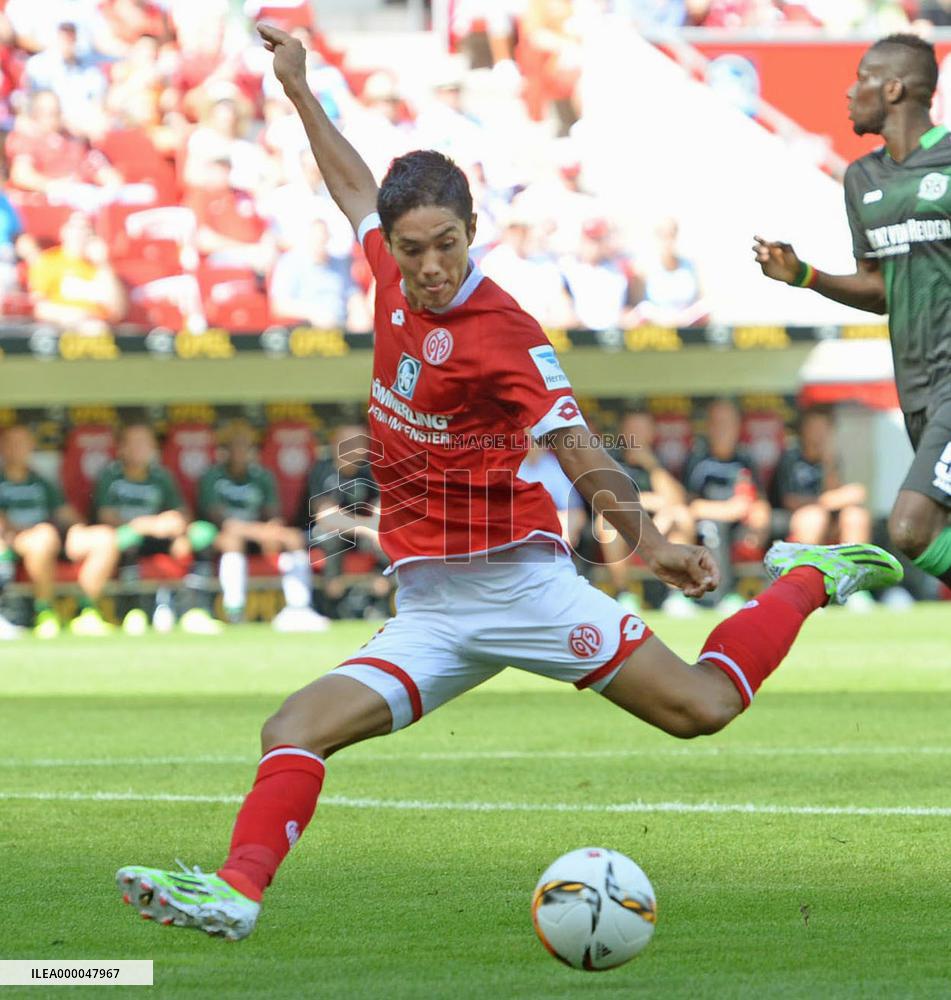 Japanese footballer Muto about to score 1st goal in Europe