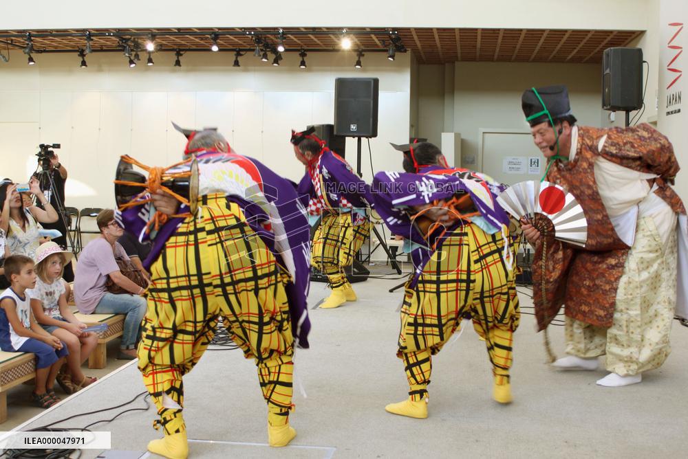 Japanese players perform good luck-inviting ritual at Expo Milano