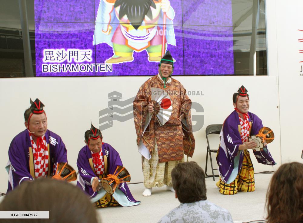 Japanese men perform good luck-inviting ritual at Expo Milano